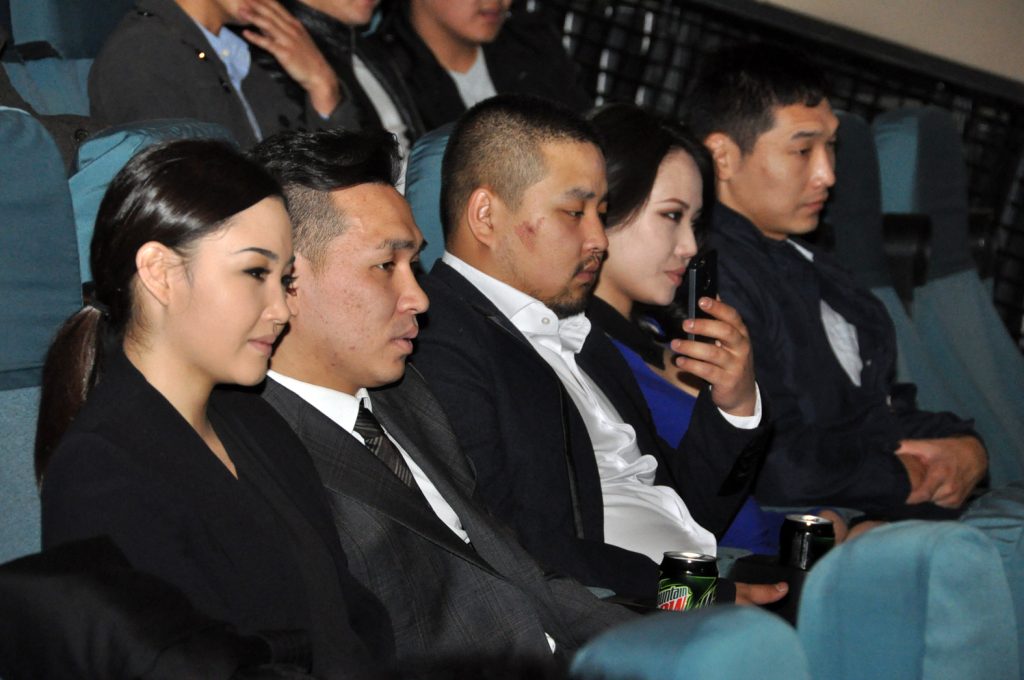 “Хүү+үгүй ломбард” буюу залуусын амьдрал ийм л байна